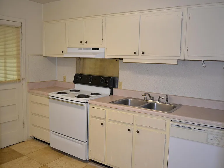 139 E Hill St #14E — Photo 5