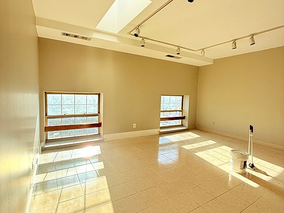5th image of 54 Forest St
