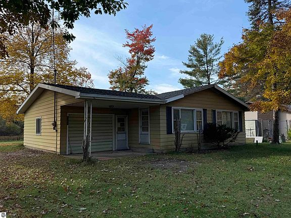 2nd image of 8273 Long Lake Rd