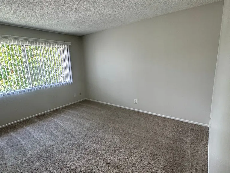 1236 Devonshire Ln — Photo 32
