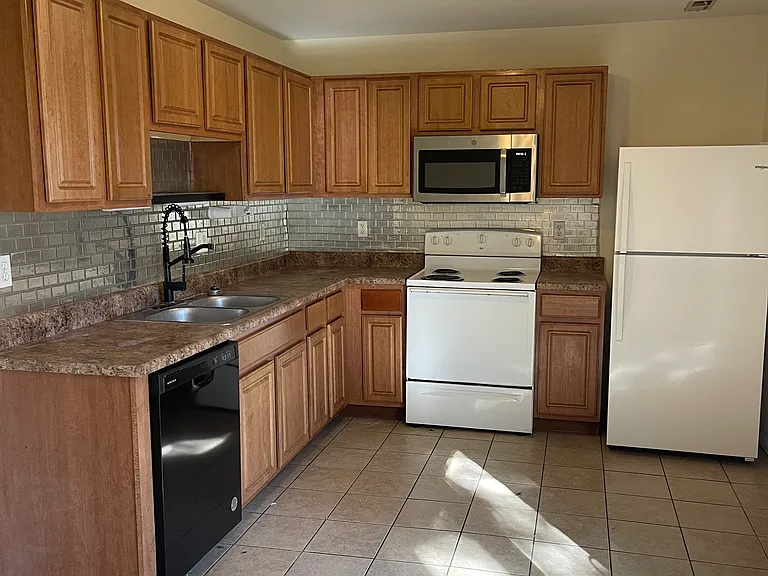 404 Henry Dr — Photo 3
