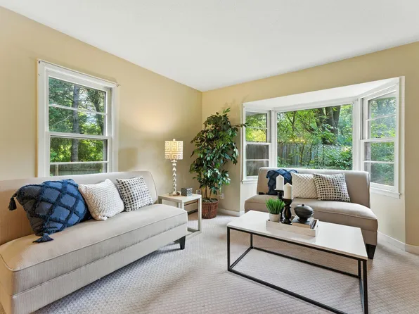 15404 Robinwood Dr, Minnetonka, MN 55345