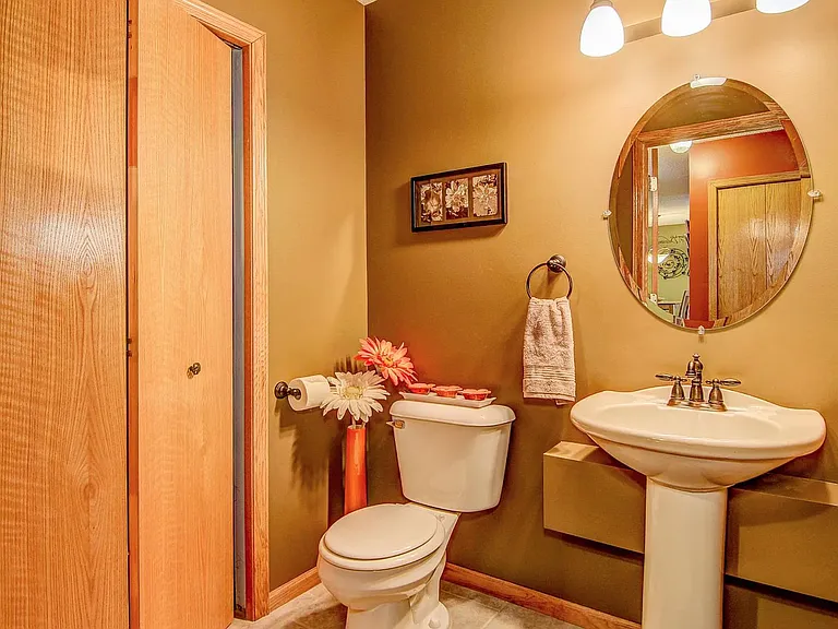 2353 Oakridge Cir — Photo 16
