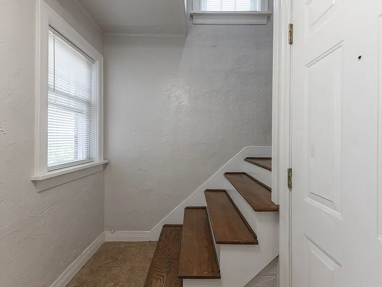 2547 SW 23rd St #UPPER — Photo 31