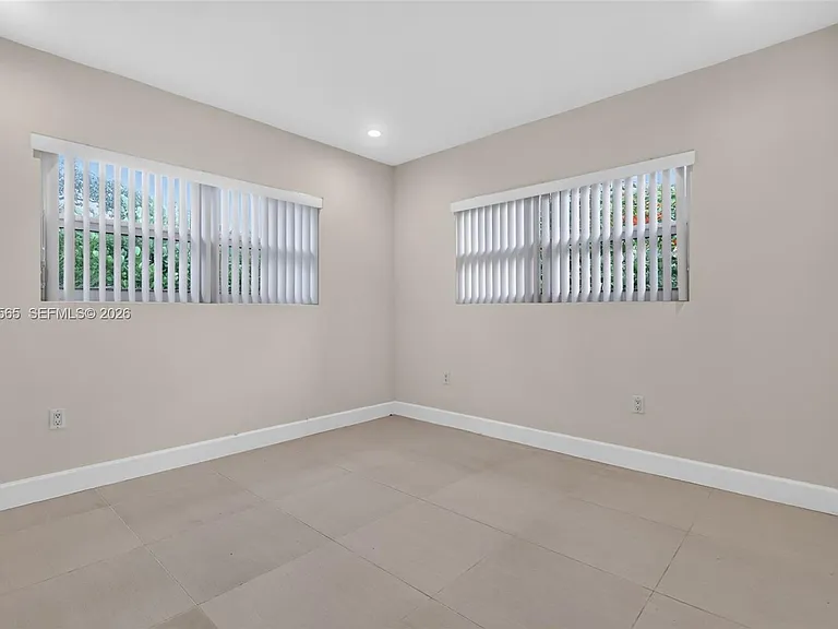 12800 NE 11th Ave #3 — Photo 14