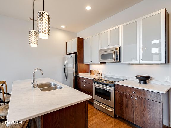 5th image of 639 E Jefferson St Unit 202