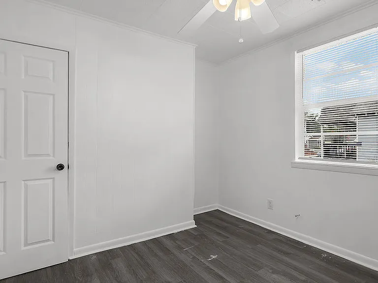 612 W 42nd St — Photo 12