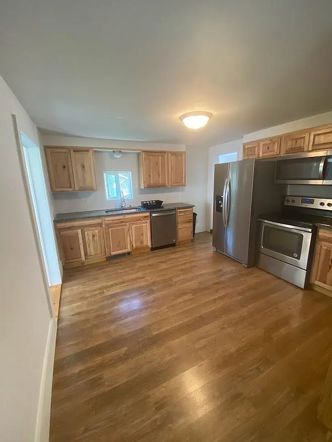 4 bed, 1200 sqft, $2,150 — Photo 4