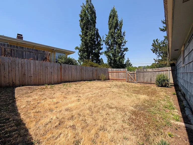 690 E 39th Ave — Photo 19