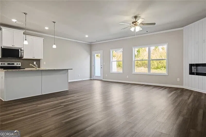 4 bed, 2.5 bath, 2073 sqft, $2,100 — Photo 4