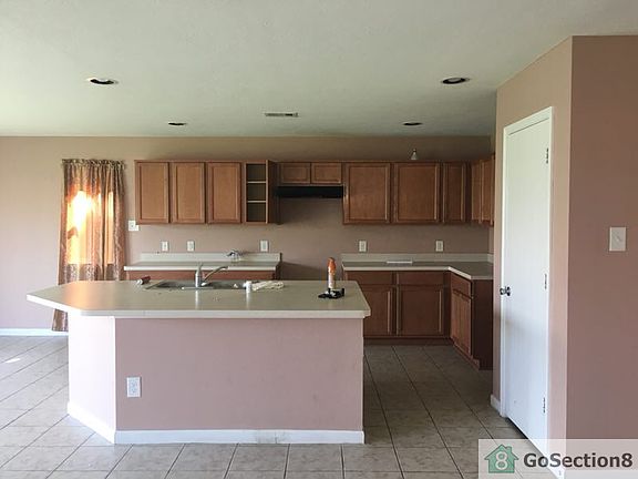 3rd image of 802 Sandford Lodge Dr