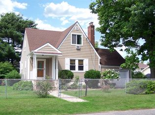 42 Dekalb Ave, Lindenhurst, NY 11757