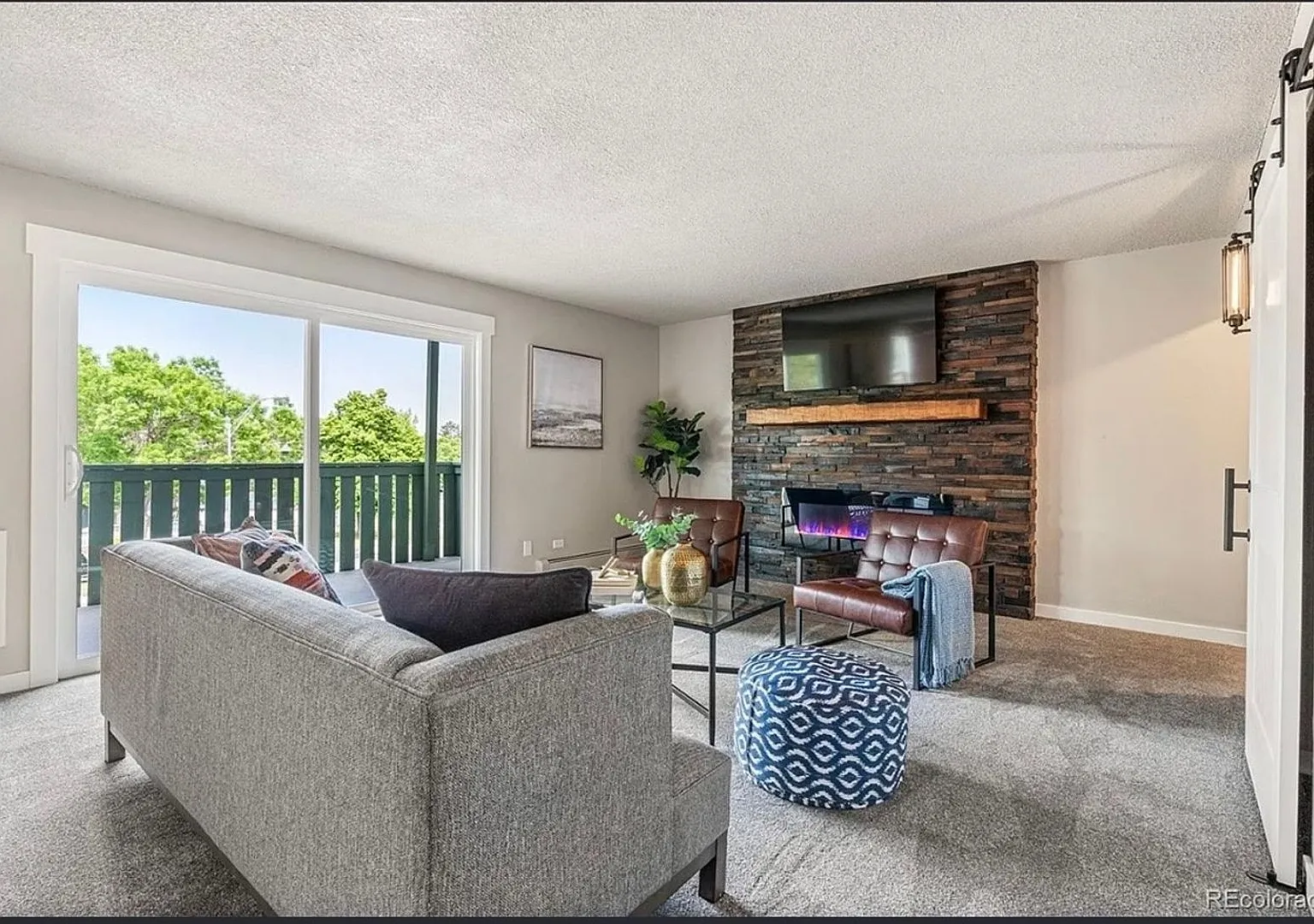 2120 S Vaughn Apartment — Photo 1