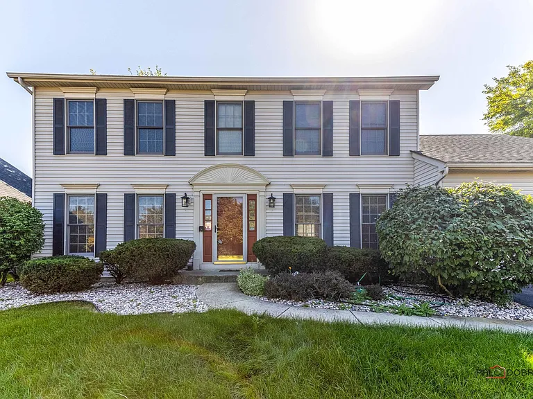 1214 Shoreline Dr — Photo 2