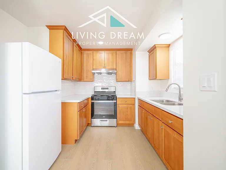 Kitchen:
Includes a gas oven-range, range hood, and refrigerator/freezer.