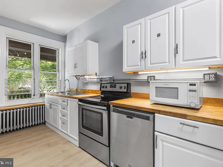 4947 Catharine St — Photo 3