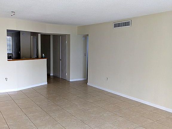 4th image of 1750 NE 191st St APT 318
