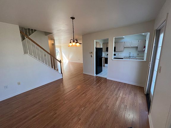 3rd image of 10 Winterset Ct