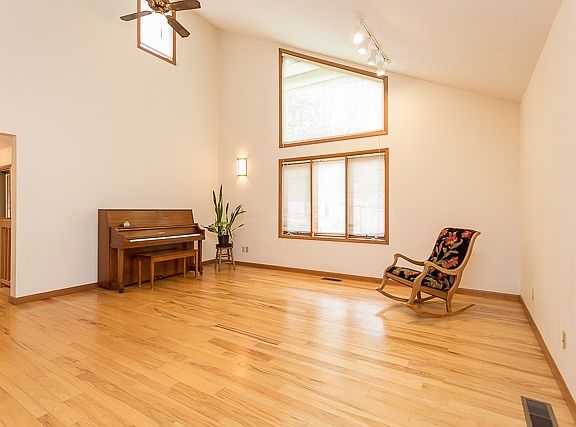 4th image of 1167 Portland Dr