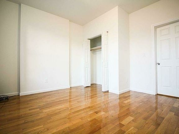 4th image of 3605 Vernon Blvd APT 4L