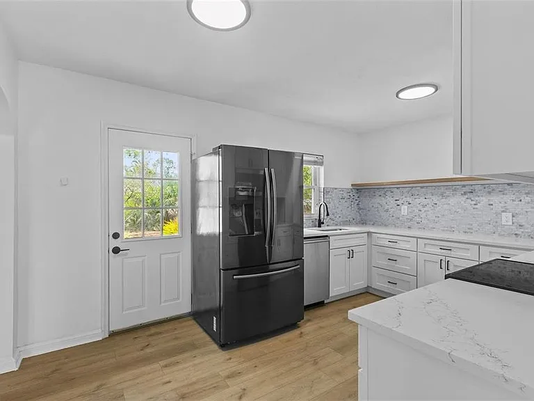 6206 S Foster Ave — Photo 5