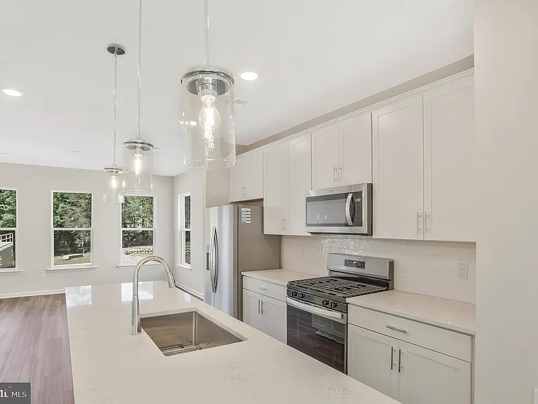 244 Mainstream Dr — Photo 11