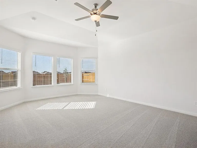 715 Universal Dr — Photo 18