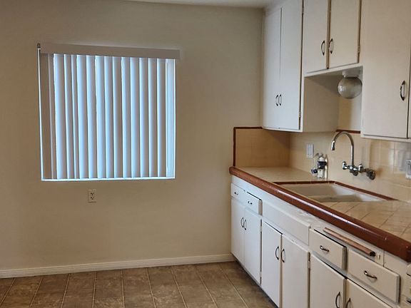 4th image of 1137 E Lexington Ave