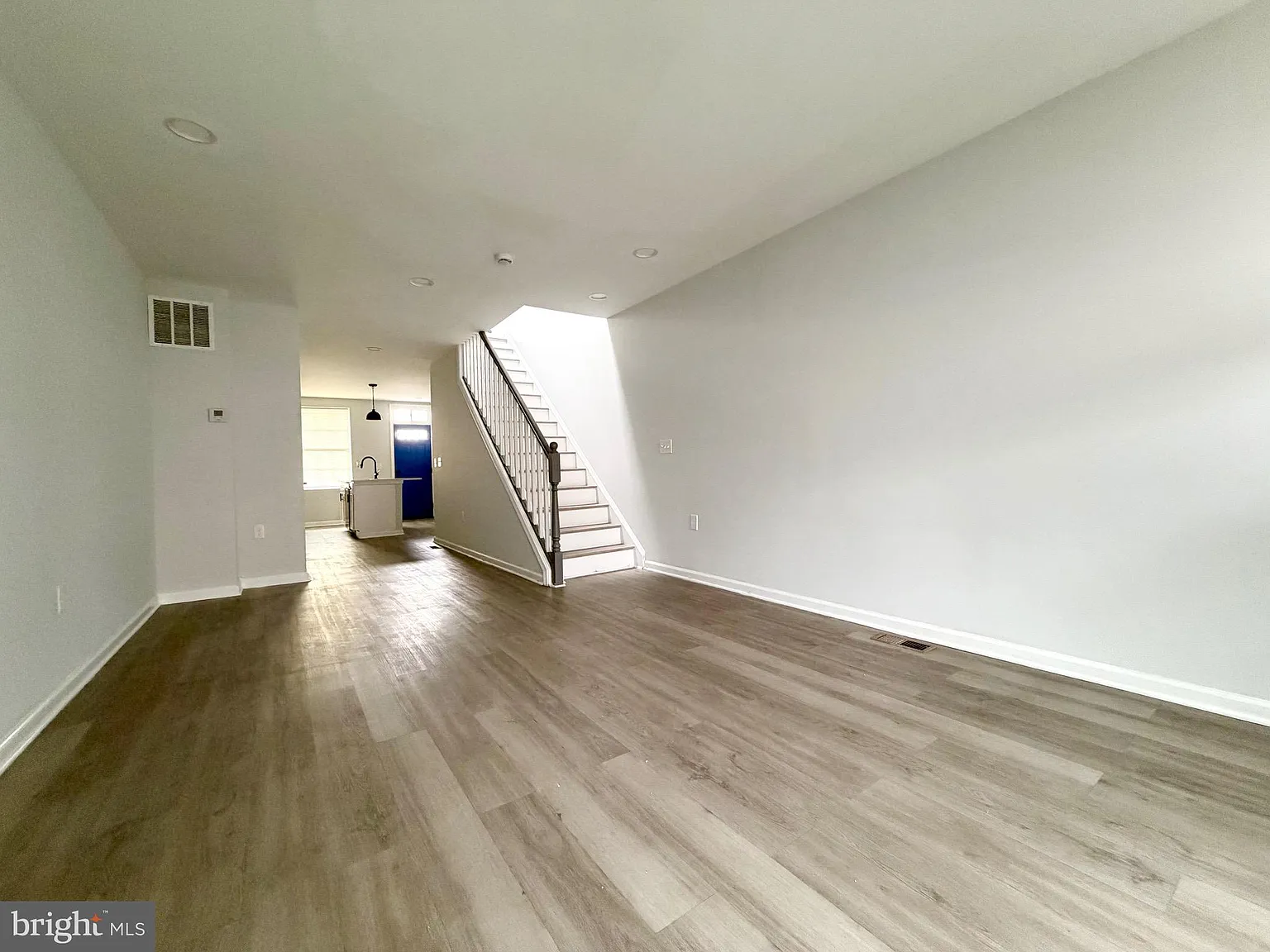 3 bed, 3.5 bath, 1640 sqft, $2,500 — Photo 2