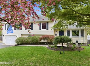17 Millbrook Dr, Middletown, NJ 07748