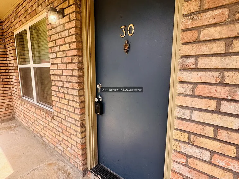 204 10th St #30 — Photo 1