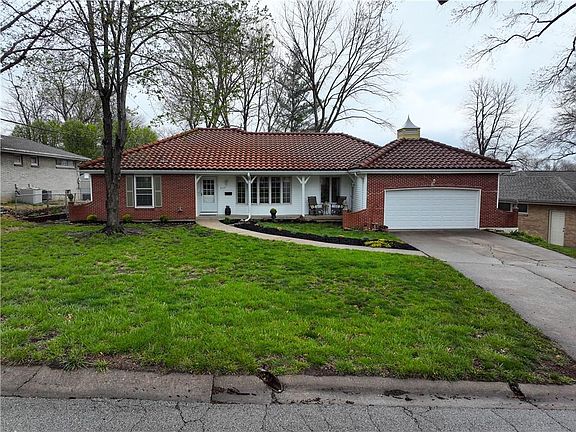 4th image of 2117 S Leslie Ave