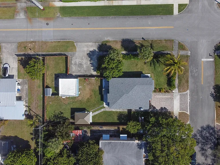 301 Hawthorne Dr — Photo 8