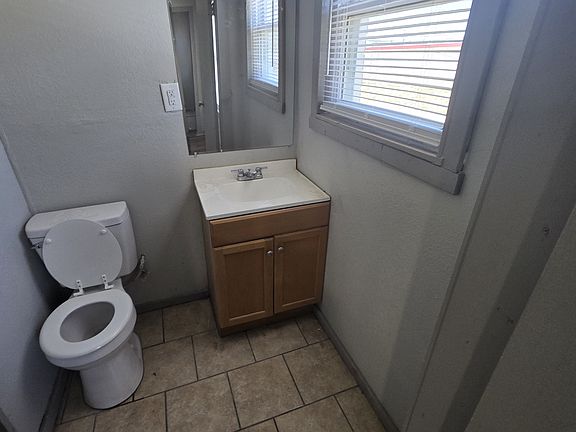 4th image of 715 W Ave E #4