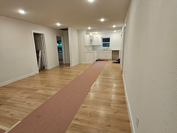3rd image of 956 E Harvey Ave