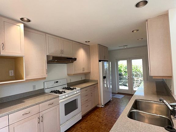 5th image of 488 Irving Ct