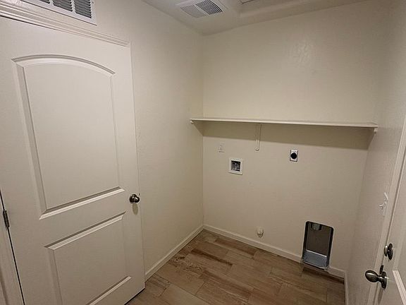 4th image of 2142 E Oak Ave