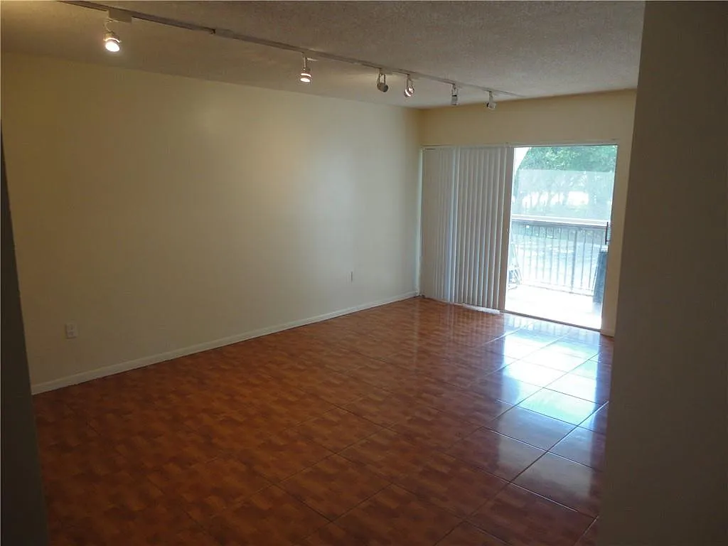 Building Photo - 711 N Pine Island Rd #206