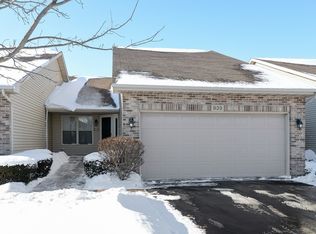 933 Foxpointe Dr, Sycamore, IL 60178