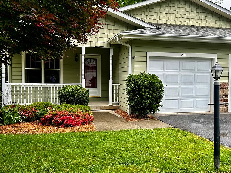 20 Spring Village Ln — Photo 2
