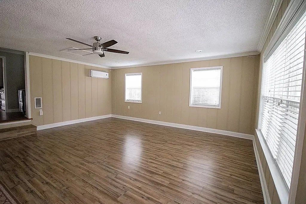 3 bed, 2.5 bath, 2278 sqft, $2,200 — Photo 2