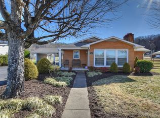 838 S Austin Springs Rd, Johnson City, TN 37601