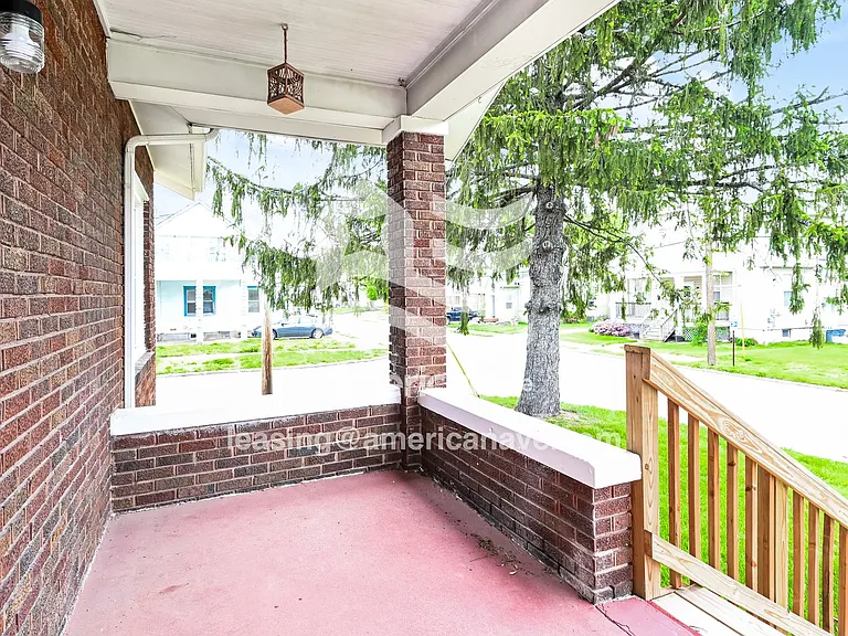 1437405_013_porch_13725313.jpg