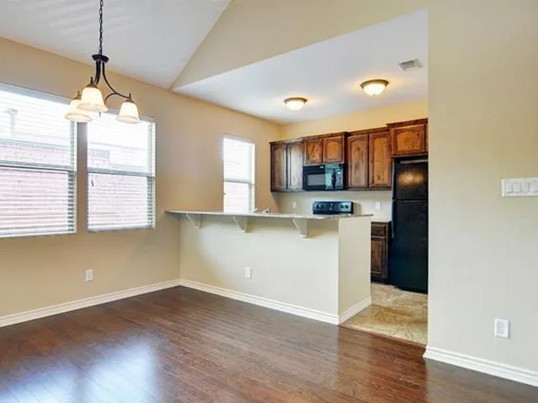 College Ave Apartments — Photo 13