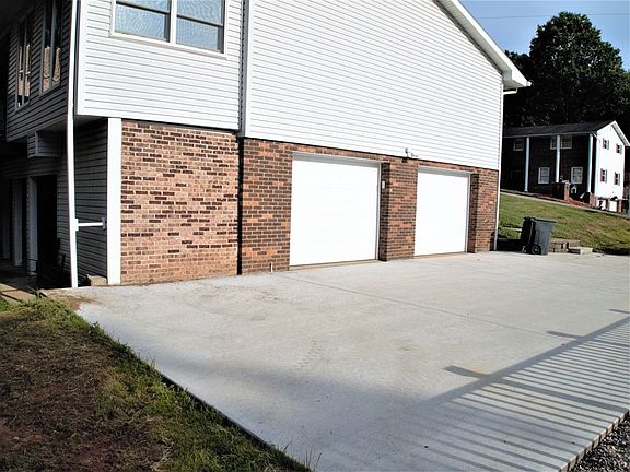 3rd image of 237 E Thistle Ct