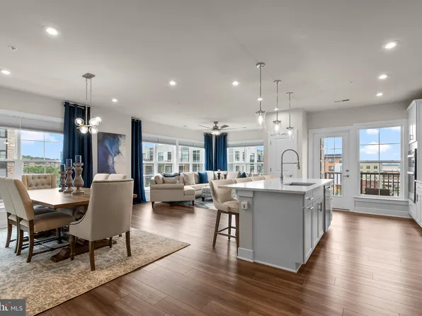 100 Saint Ives Pl #302, Oxon Hill, MD 20745