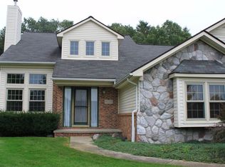 6030 Hidden Pines Trl, White Lake, MI 48383