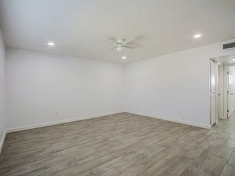 3219 E Earll Dr — Photo 5