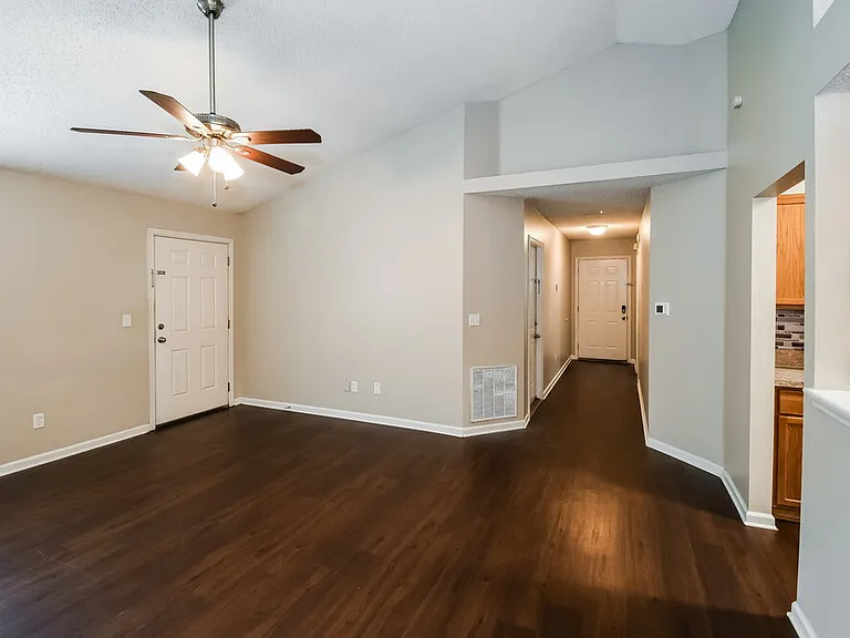 2041 Hunters Trace Cir — Photo 3