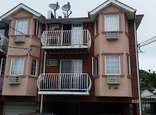 9049 198th St, Hollis, NY 11423
